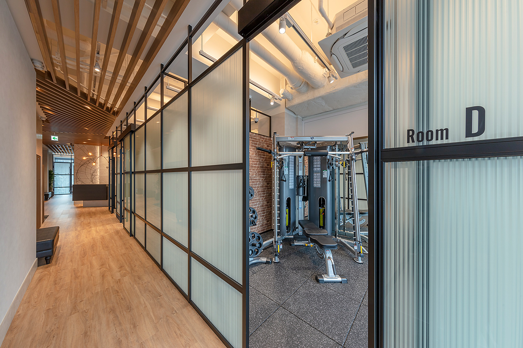 完全個室が並ぶFRACTAL WORKOUTの館内