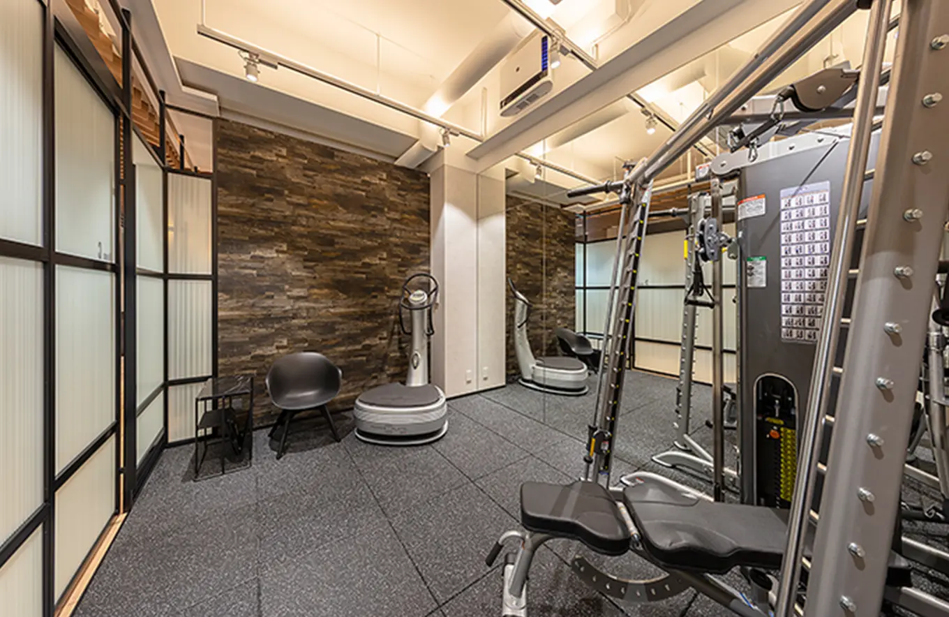 トレーニング機器が並ぶフラクタルワークアウトのジム内観