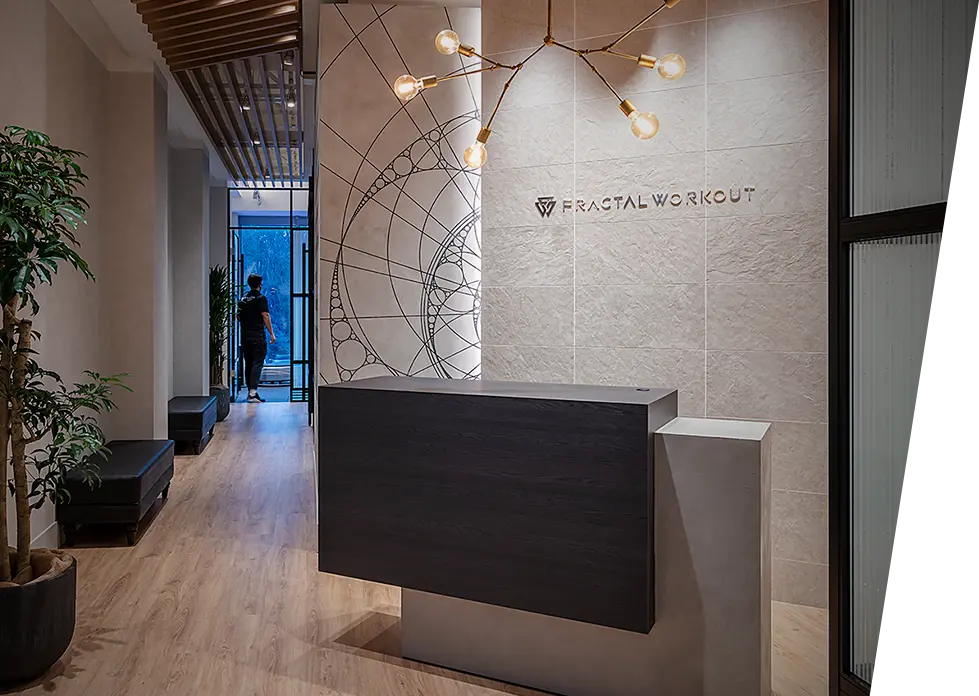 FRACTAL WORKOUTのロゴが飾られたスタイリッシュなエントランス