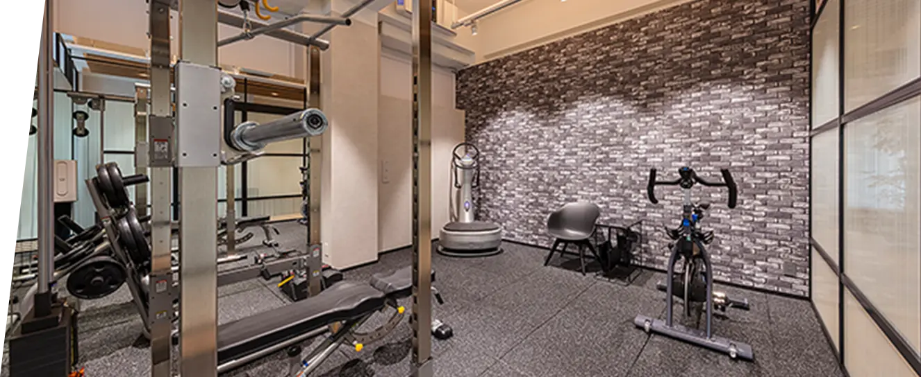 トレーニングマシンが整然と配置された広々としたトレーニングスペースの写真