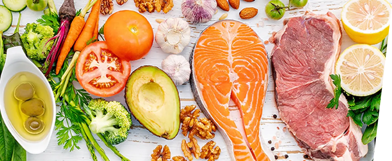 鮭や野菜など健康的な食材が彩りよく並ぶ栄養バランスの良い食事の写真