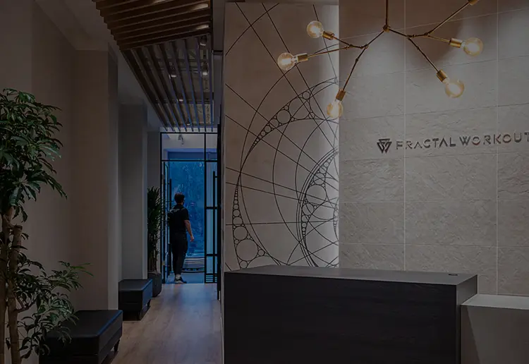 FRACTAL WORKOUTの施設内観とエントランスの様子