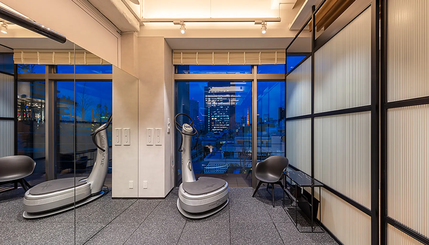 トレーニングマシンが並ぶ明るく開放的なジムエリアの全景