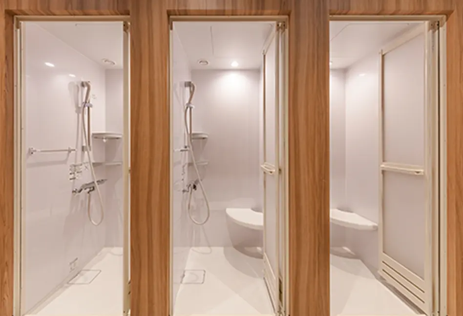 木目調の壁で仕切られた3室の個別シャワーブース