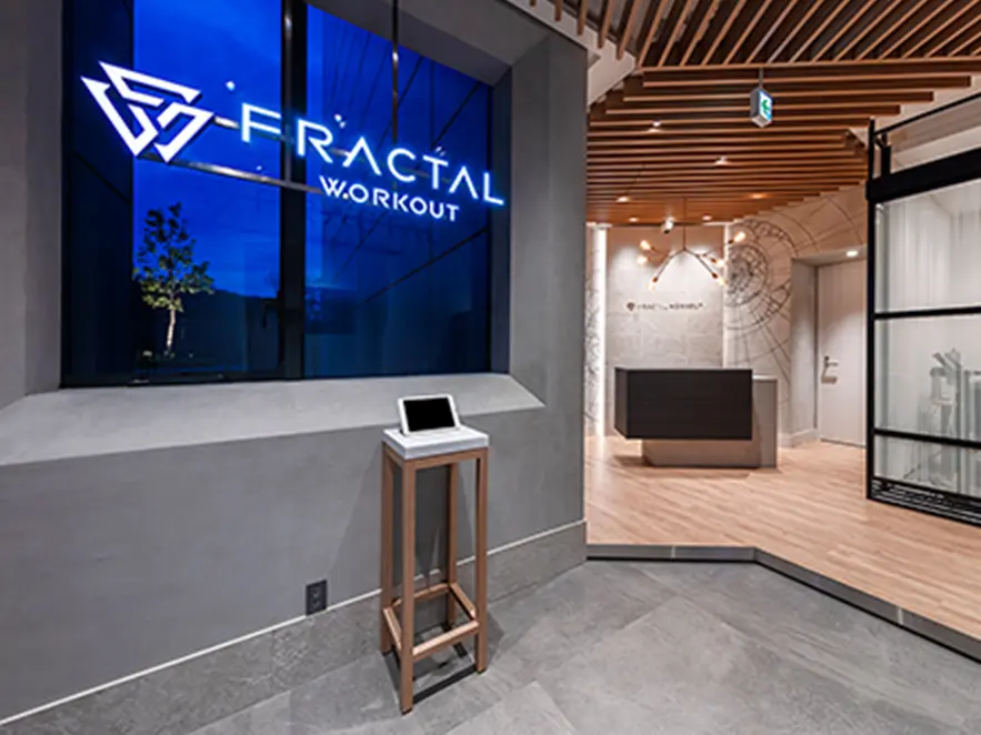 フラクタルワークアウトのエントランスと受付カウンター