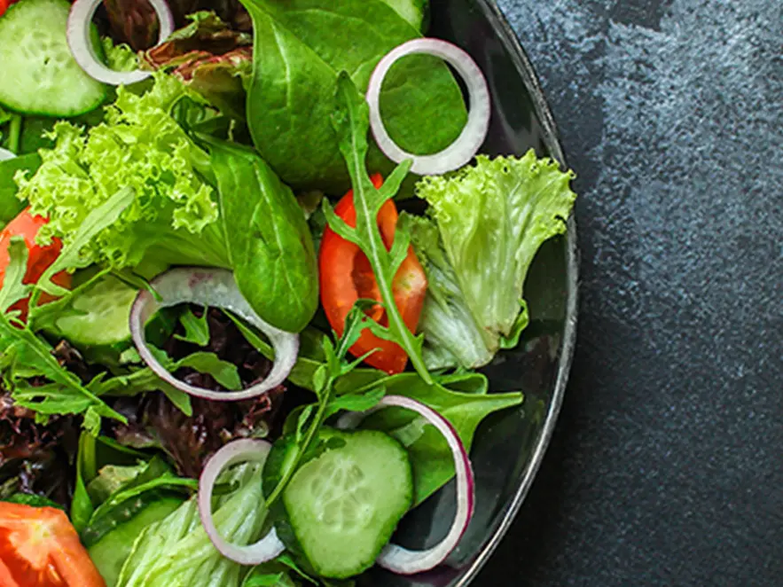 新鮮な野菜が盛り付けられた彩り豊かなサラダ
